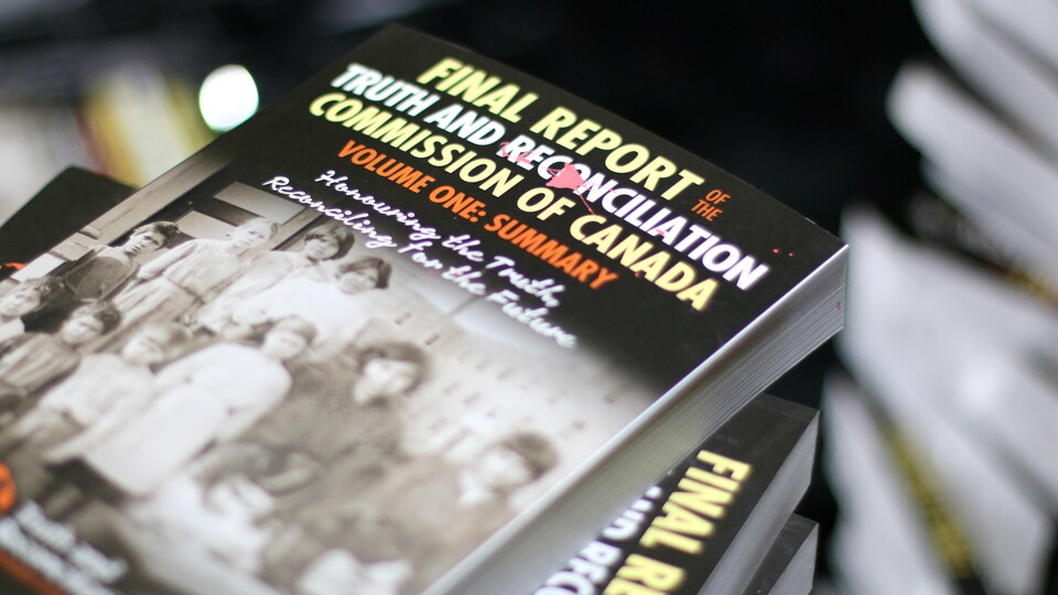 Une copie du premier volume du rapport final de la Commission de vérité et réconciliation.