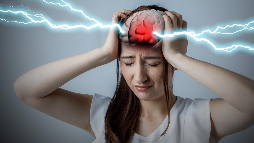 Illustration montrant une adolescente qui se tient la tête avec le cerveau entre les mains. Concept de mal de tête.