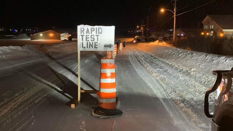 Une affiche qui annonce une voie de circulation pour des tests rapides pour la COVID-19 dans une communauté crie de la baie James.