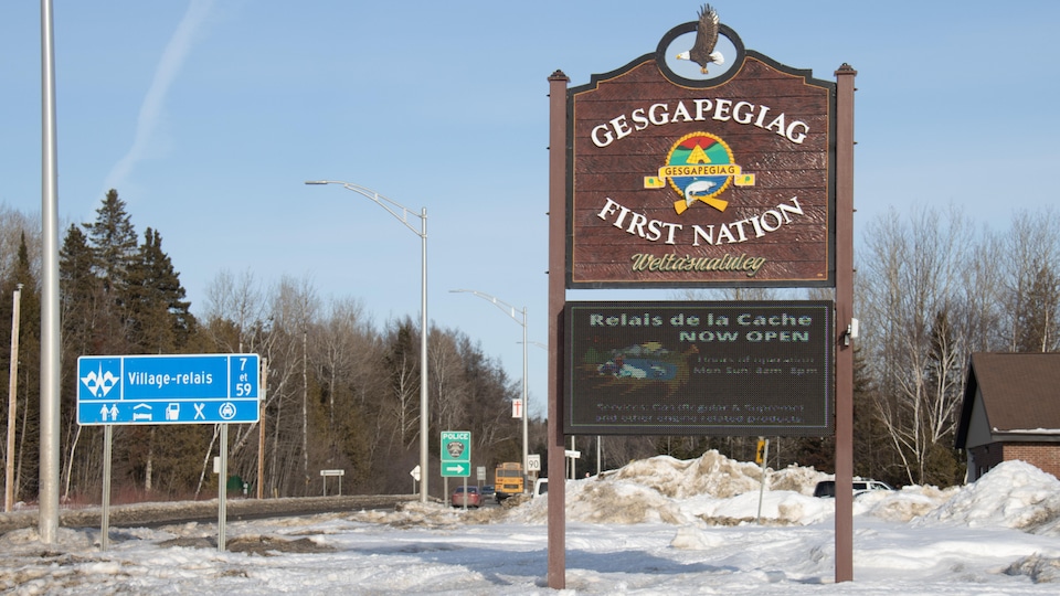 Une affiche annonce l'entrée dans la communauté de Gesgapegiag, sur le bord d'une route enneigée en Gaspésie.