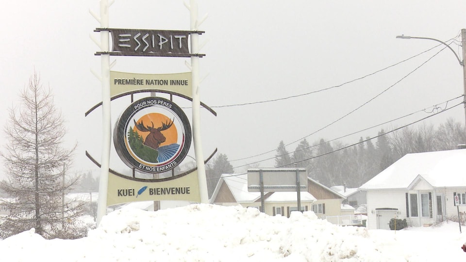 L'enseigne et le logo représentant la communauté innue d'Essipit.