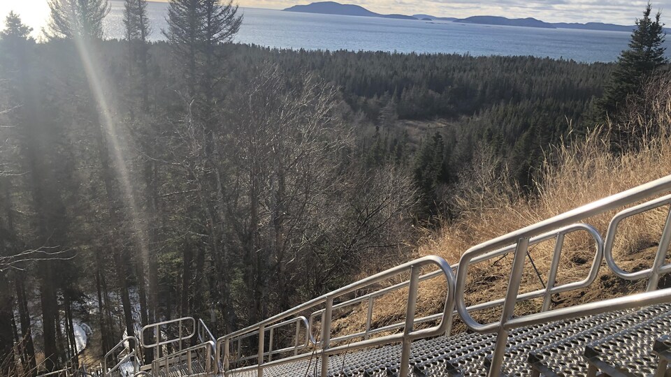 L'escalier permet désormais de descendre directement sur la plage.