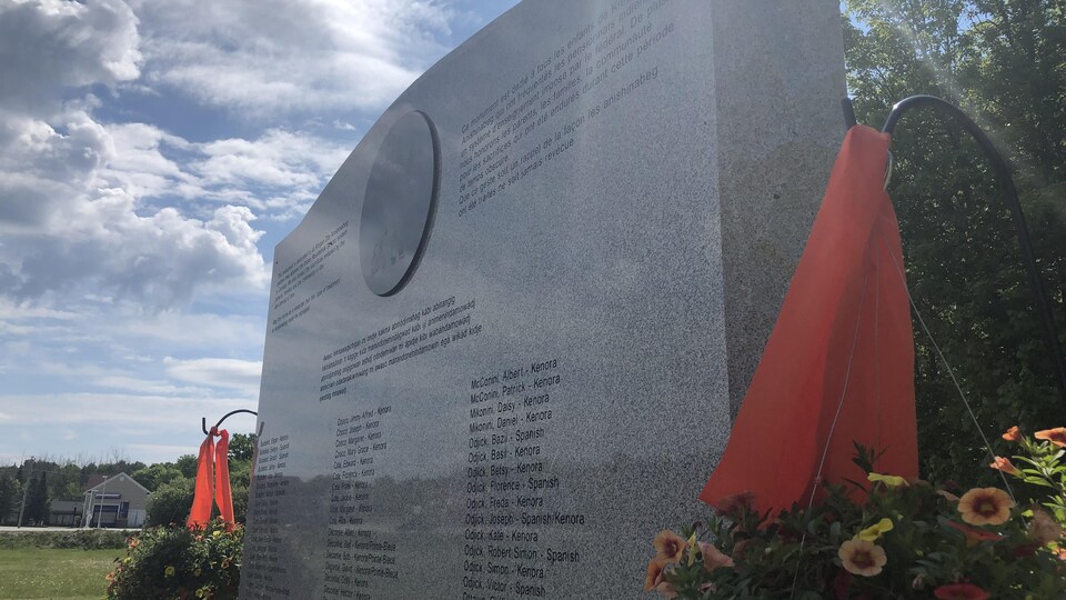Le mémorial en hommage aux enfants de la communauté qui ont fréquenté les pensionnats indiens.