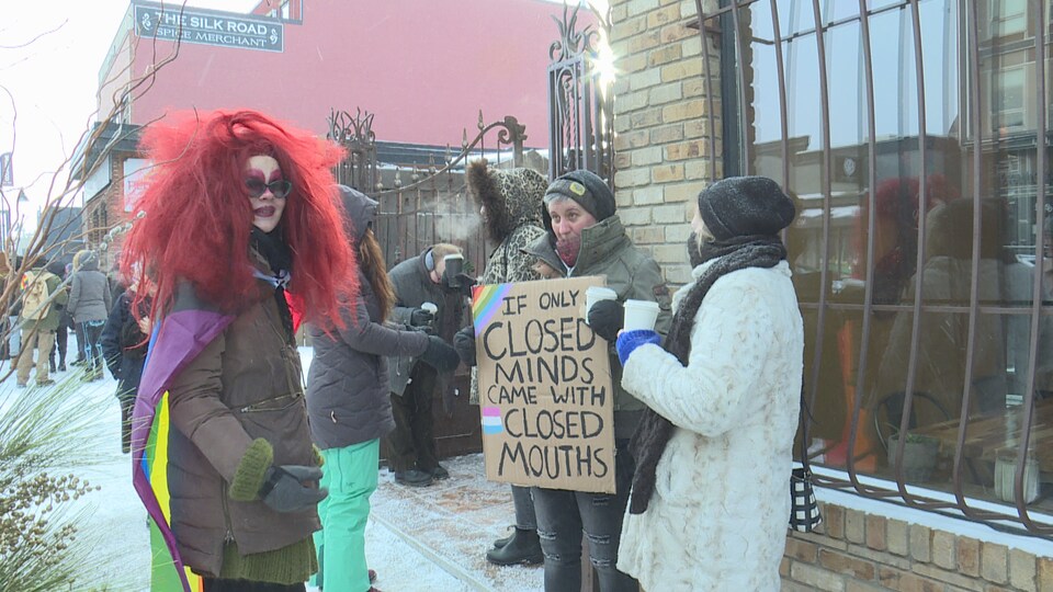 Des personnes qui manifestent en faveur du spectacle de drag queen à Calgary le 18 décembre 2022.