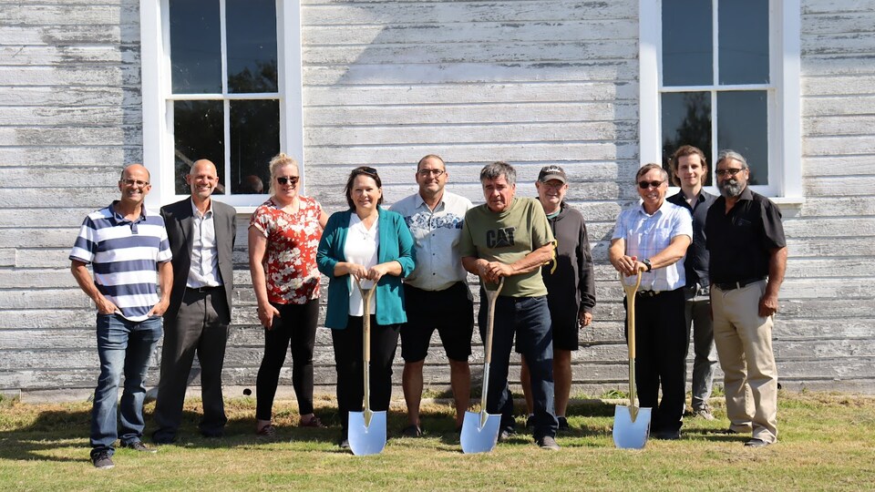 Une dizaine de personnes de la communauté tiennent des pelles pour la première pelletée de terre marquant le début des travaux du nouveau Musée de Saint-Laurent, le 7 septembre 2022.
