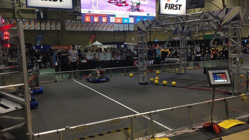 Des robots sont sur un terrain.