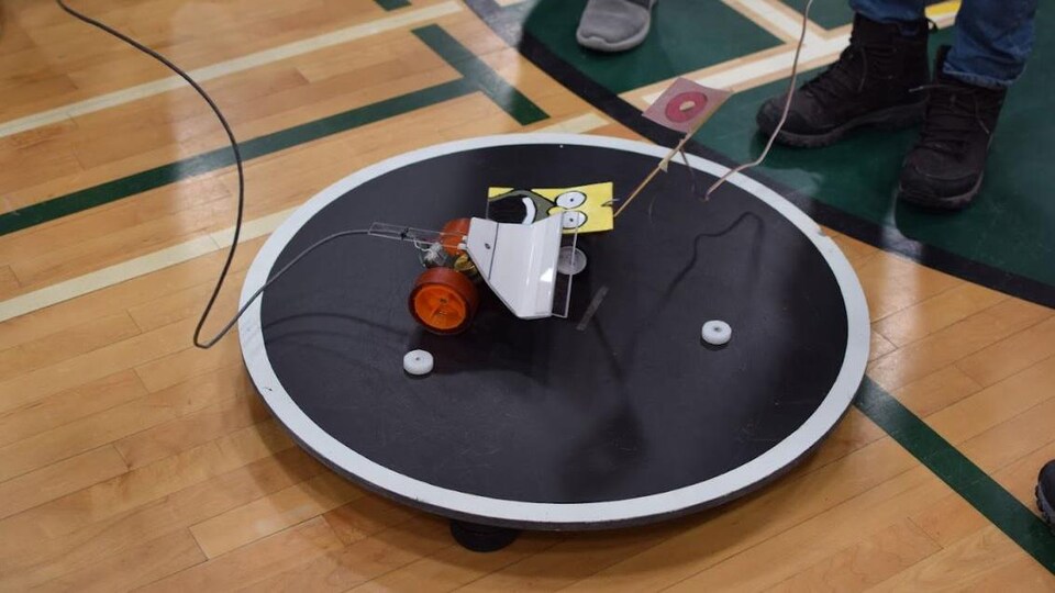 Un robot au sol lors de la compétition Manitoba Robot Games 2023 à Winnipeg, le 18 mars 2023. 