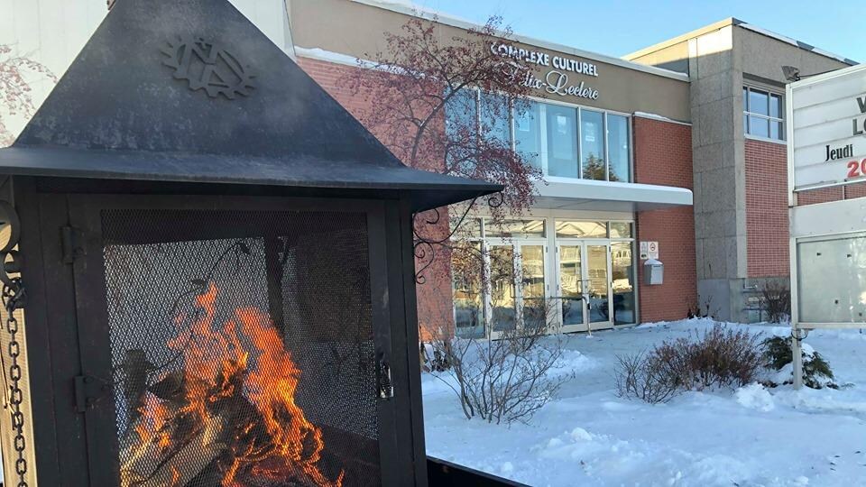 La façade extérieure du complexe en hiver.