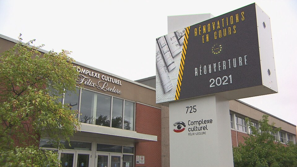 Une affiche où on peut dire rénovations en cours, réouverture 2021, devant le complexe.