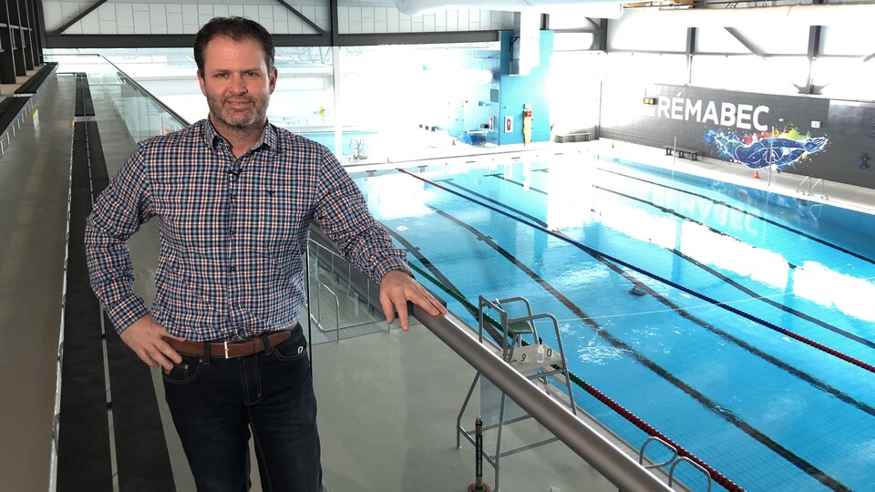 Pascal Cloutier sur une mezzanine donnant sur la piscine du complexe sportif de Dolbeau-Mistassini.
