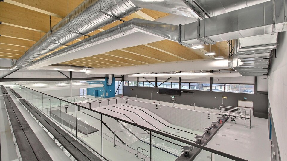 Une piscine intérieure vide.