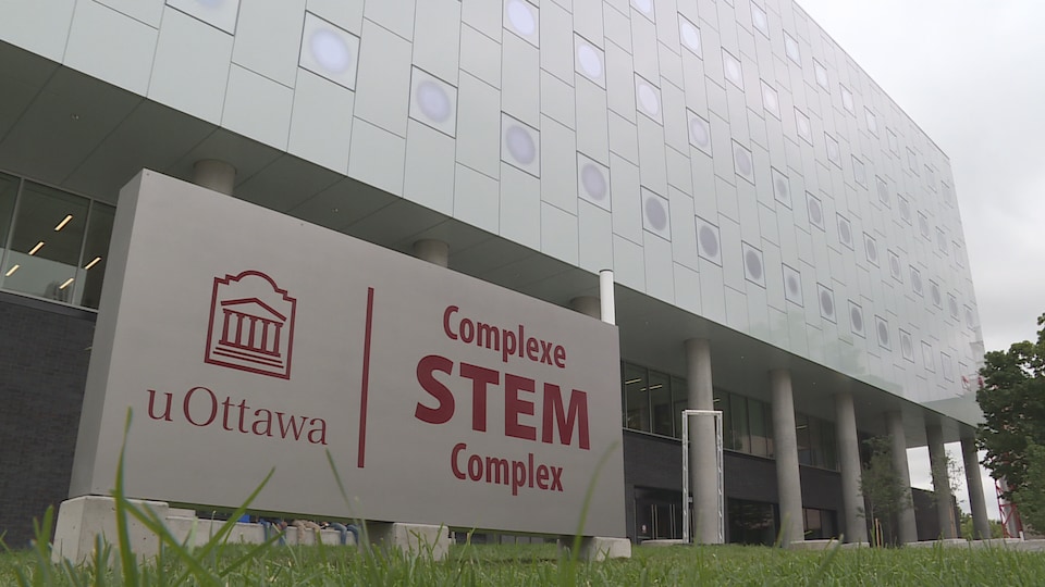 Vue de la façade extérieure du complexe STEM à l'Université d'Ottawa