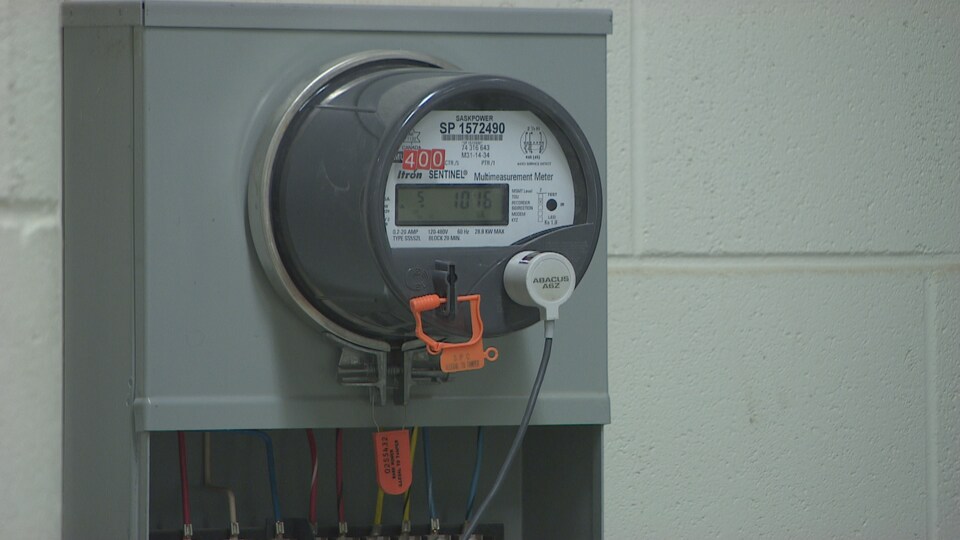 Un compteur accroché au mur.