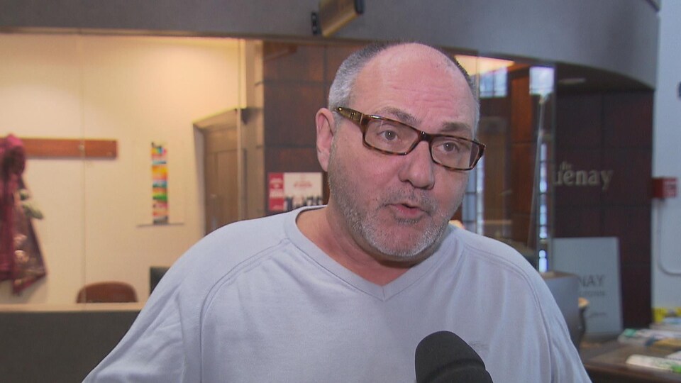 Un homme parle à un micro.