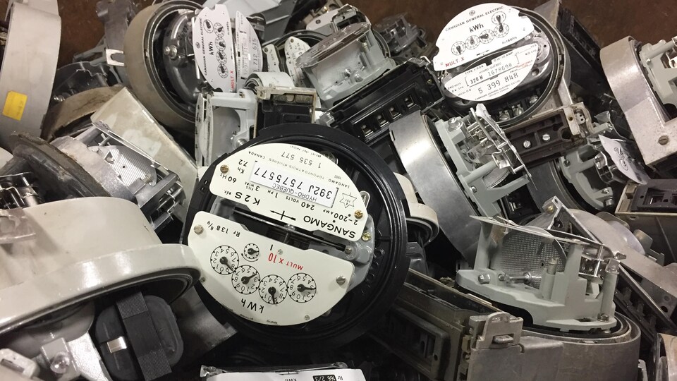 Les vieux compteurs d'Hydro-Québec sont récupérés dans une usine de Saint-Tite.