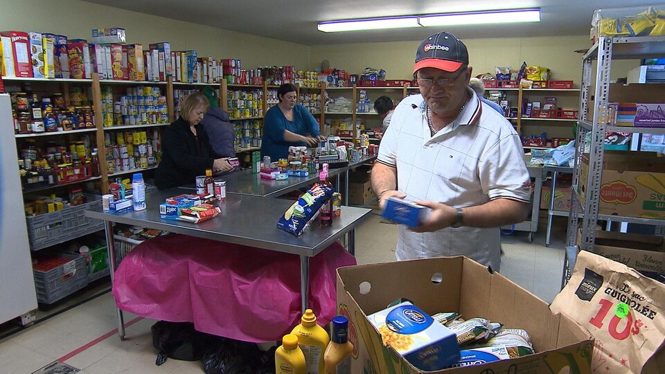 Les denrées non-périssables sont acheminées aux comptoirs alimentaires pour redistribution aux plus démunis.