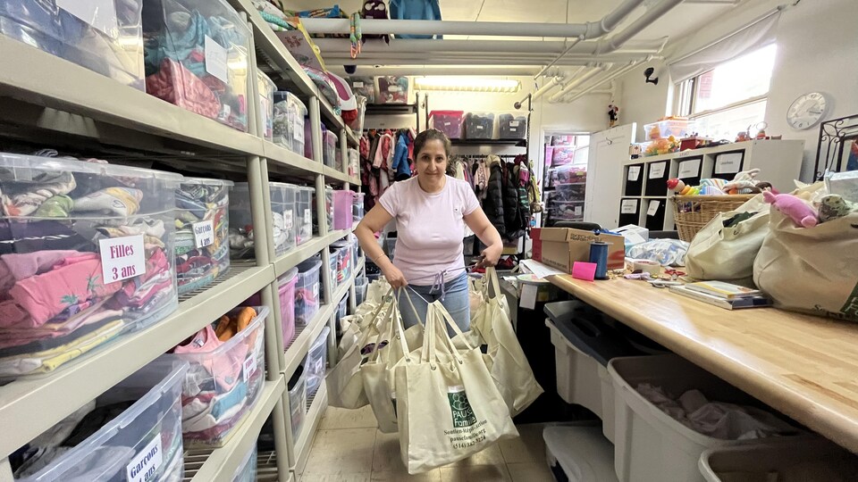 Laila Khattabi showed us the bags of clothes distributed to parents at the Pause famille clothing counter.