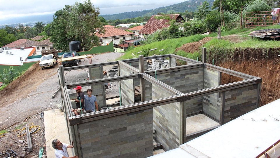 Les équipes de l'entreprise colombienne Conceptos Plasticos construisent une maison avec des briques en plastique recyclé.