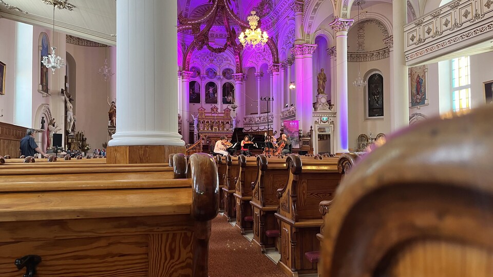 Des musiciens répètent à l'intérieur de l'église Sainte-Cécile du Bic.