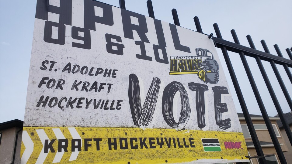 Une affiche indiquant les dates du scrutin, les 9 et 10 avril, et portant la mention « St. Adolphe for Kraft Hockeyville ».