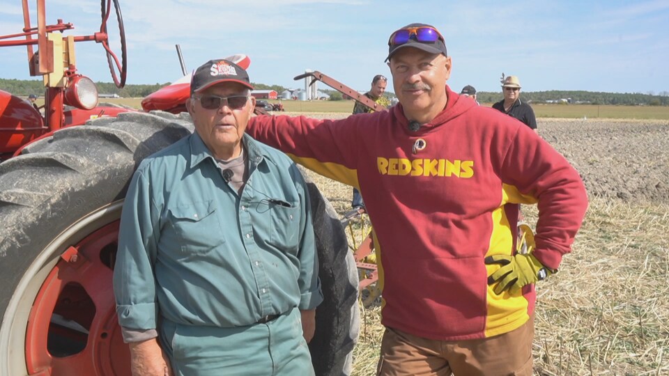 Deux hommes près d'un tracteur