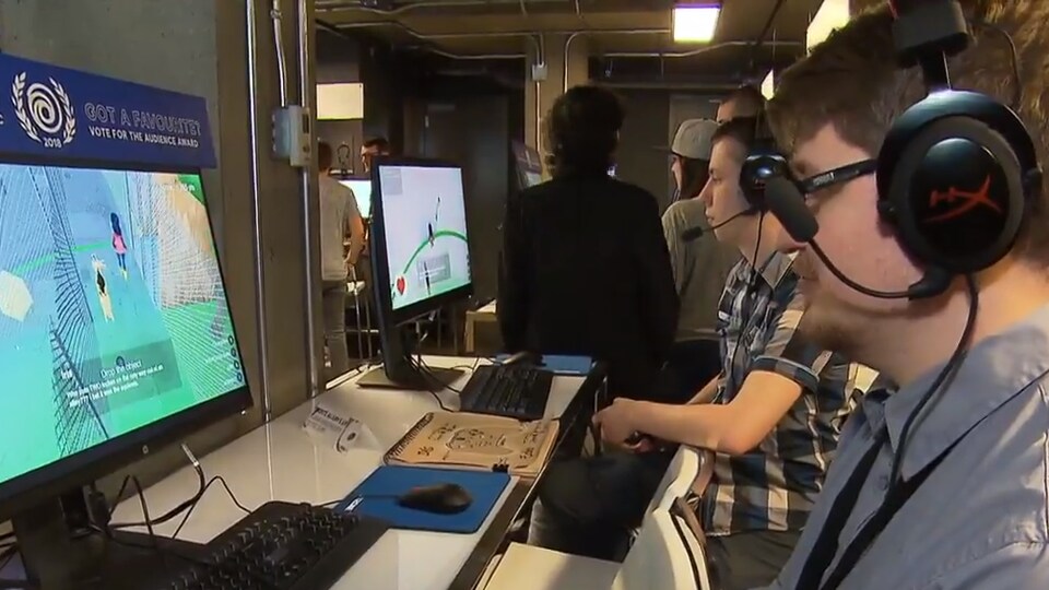 Un joueur teste le jeu vidéo conçu par des étudiants de l'Université de Sherbrooke.