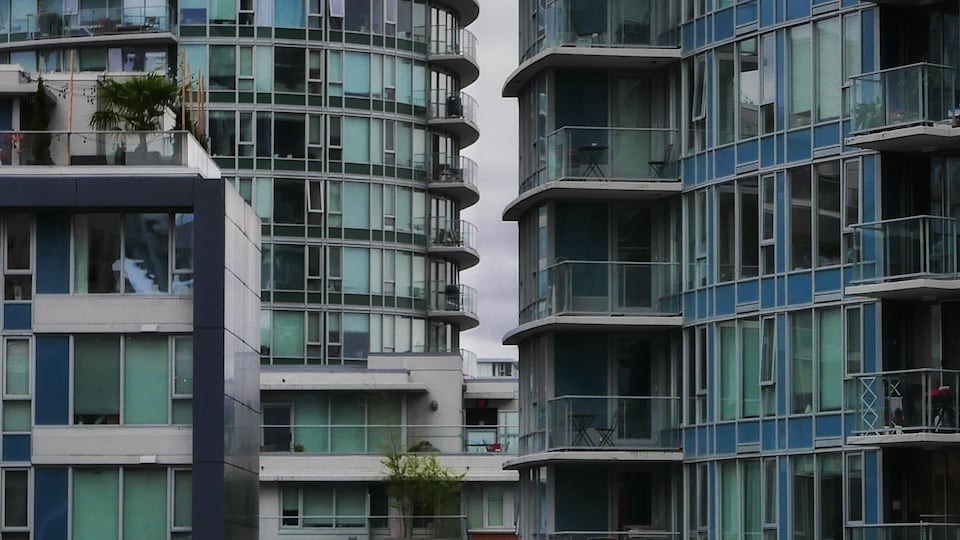 Des appartements vus de l'extérieur dans des tours de logements à Vancouver.