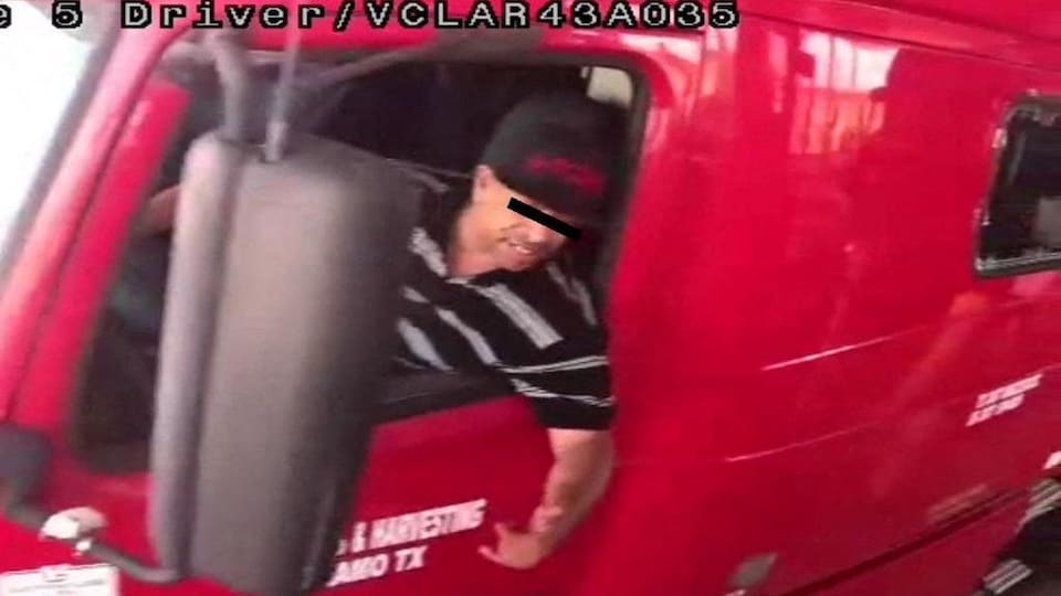 Une photo du suspect au volant de son camion, les yeux floués.