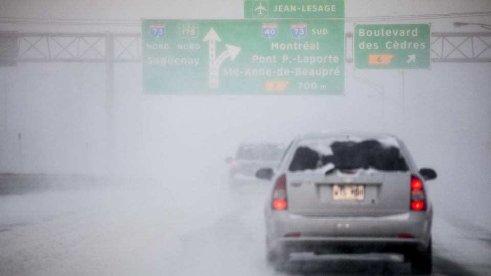 Une voiture circule sur une autoroute de Québec.