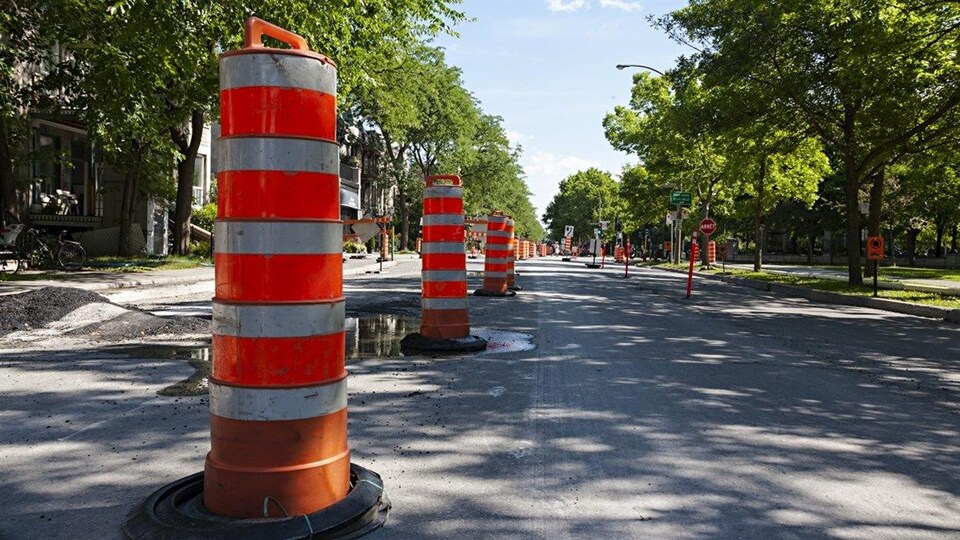 Des cônes orange sur un chantier, à Montréal (archives)
