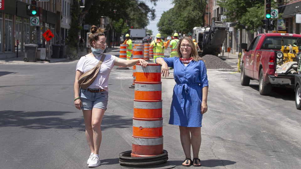 Portrait de Julie Mercier et Judy Servay s'appuyant sur un cône au milieu du boulevard Saint-Laurent