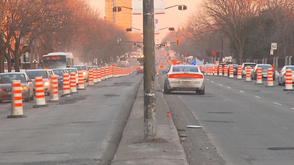 Enfilade de cônes orange sur le boulevard Pie-IX.