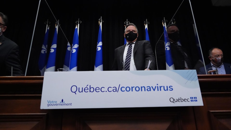 François Legault porte un masque à son arrivée en conférence de presse.