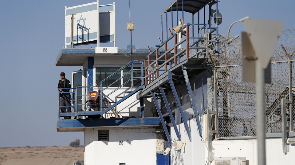 Un gardien de sécurité devant la prison de Gilboa.