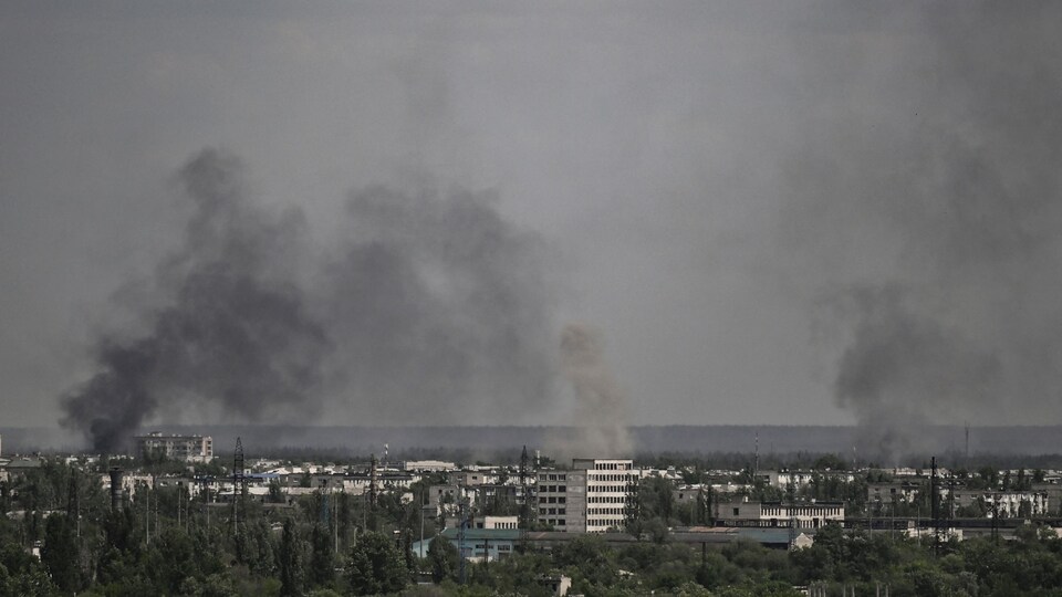 De la fumée s'élève de la ville de Sievierodonetsk lors d'un bombardement dans la région du Donbass, dans l'est de l'Ukraine. 