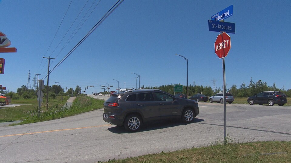 Un panneau pour interdire de tourner à gauche sur la route 220 à partir de la rue St-Jacques pourrait être installé d'ici la fin de l'été.