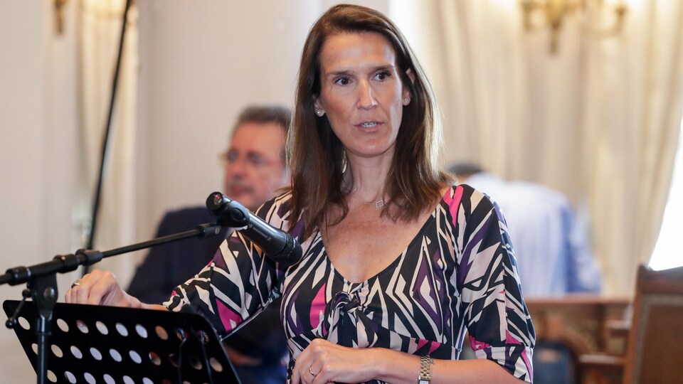 Sophie Wilmès parle debout dans un micro. 