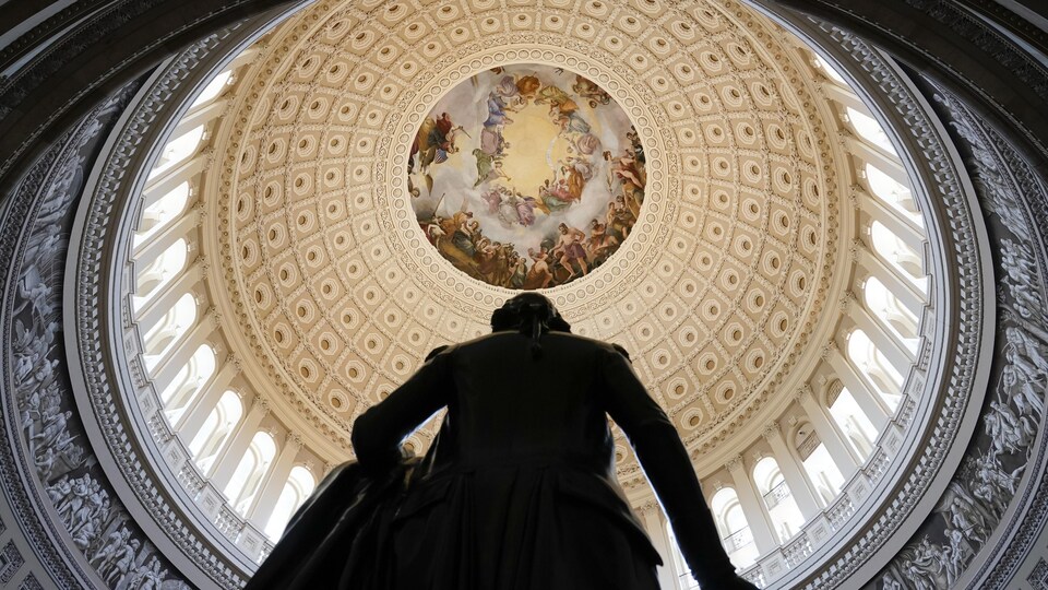 Une statue du président George Washington se trouve dans la rotonde du Capitole alors que les négociations sur la limite de la dette se poursuivent, le samedi 27 mai 2023, sur la colline du Capitole, à Washington. 