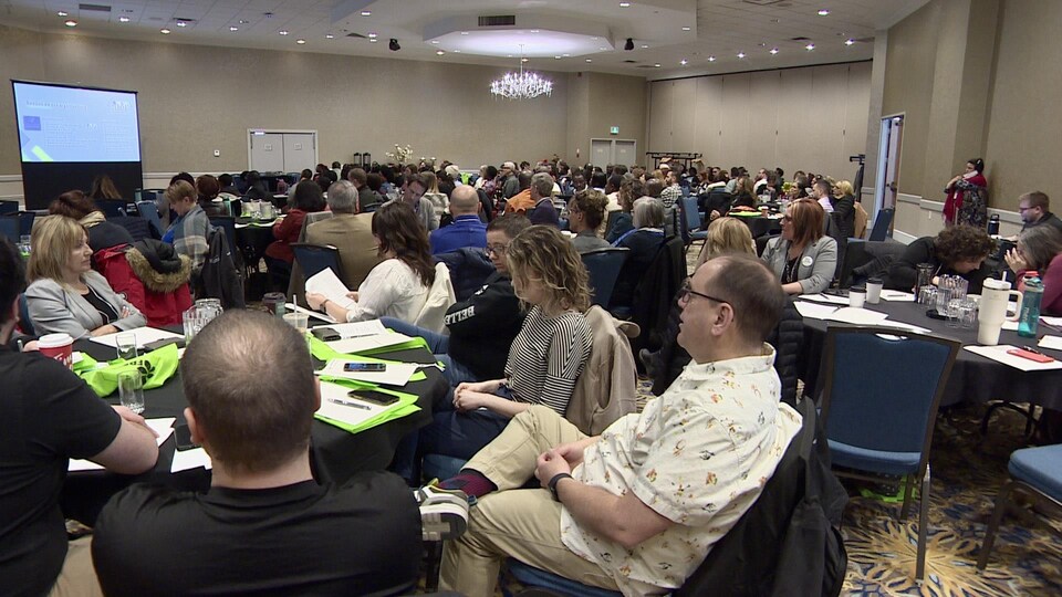 Des personnes au congrès de l'ALEF/APEF à Saskatoon, le 30 mars 2023.