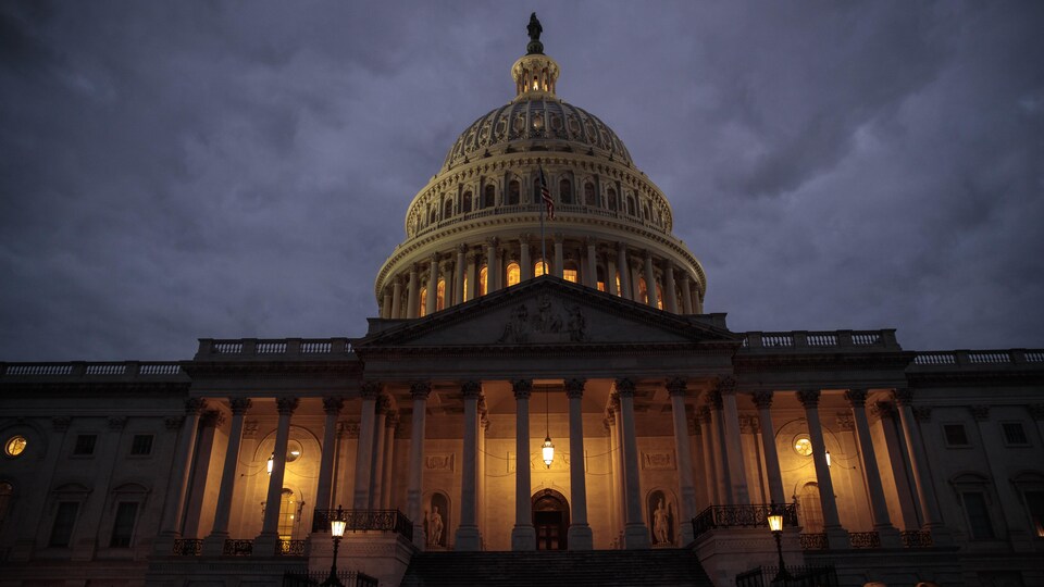 Vue extérieure, de nuit, du Congrès américain à Washington.