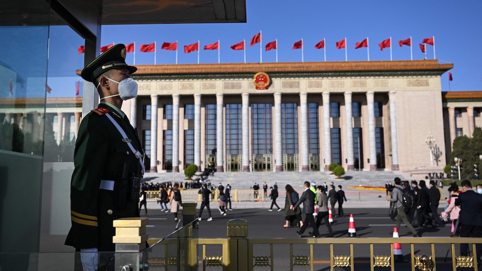 Un soldat chinois devant un bâtiment. 