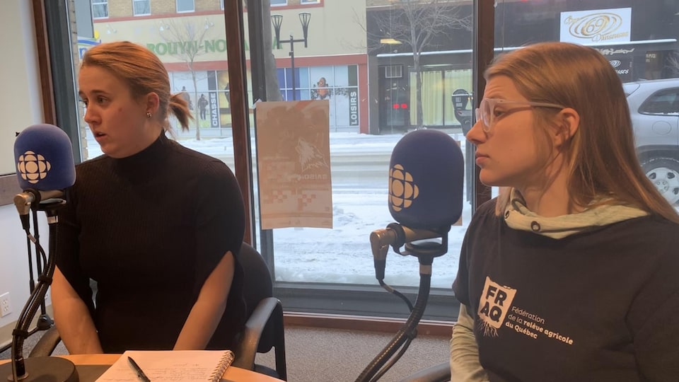 Deux femmes parlent au micro d'un studio de Radio-Canada.