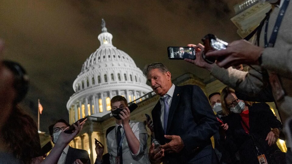 Joe Manchin, devant le Capitole, s'adresse aux reporters.