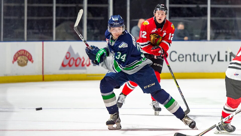 Un jeune joueur de hockey en plein match.