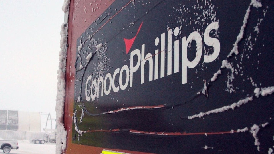 Le logo de la pétrolière ConocoPhillips sur un signe extérieur enneigé.