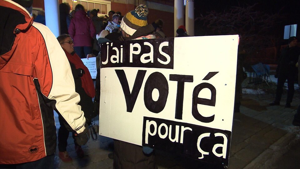 Des citoyens à l'entrée de l'hôtel de ville de Chambly.