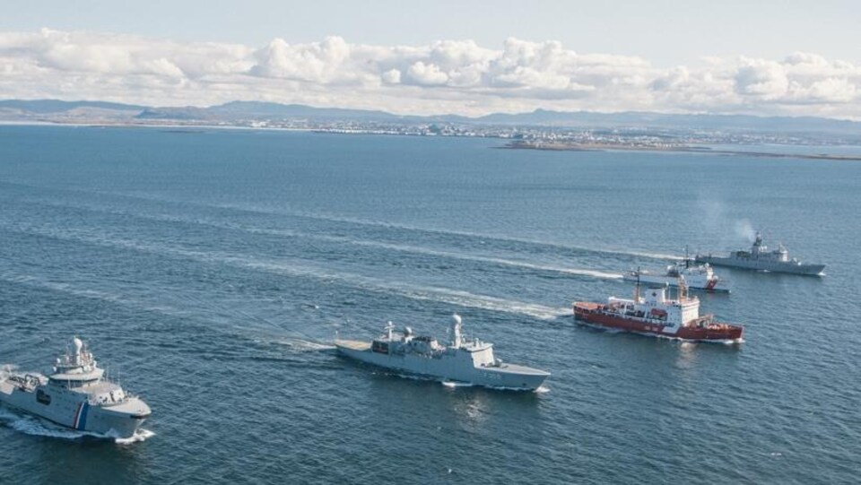 Les cinq navires participant à l'exercice Arctic Guardian, en septembre 2017. Au centre, le Pierre-Radisson de la Garde côtière canadienne