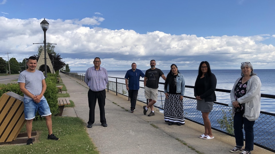 Les sept personnes élus au terme de l'élection sont rassemblées près du lac Saint-Jean.