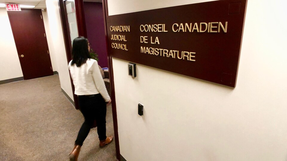 Une employée entre dans les bureaux du Conseil canadien de la magistrature à Ottawa.