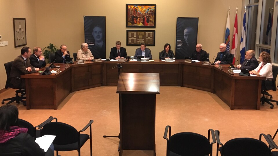 Les élus de Baie-Comeau pendant le conseil municipal.